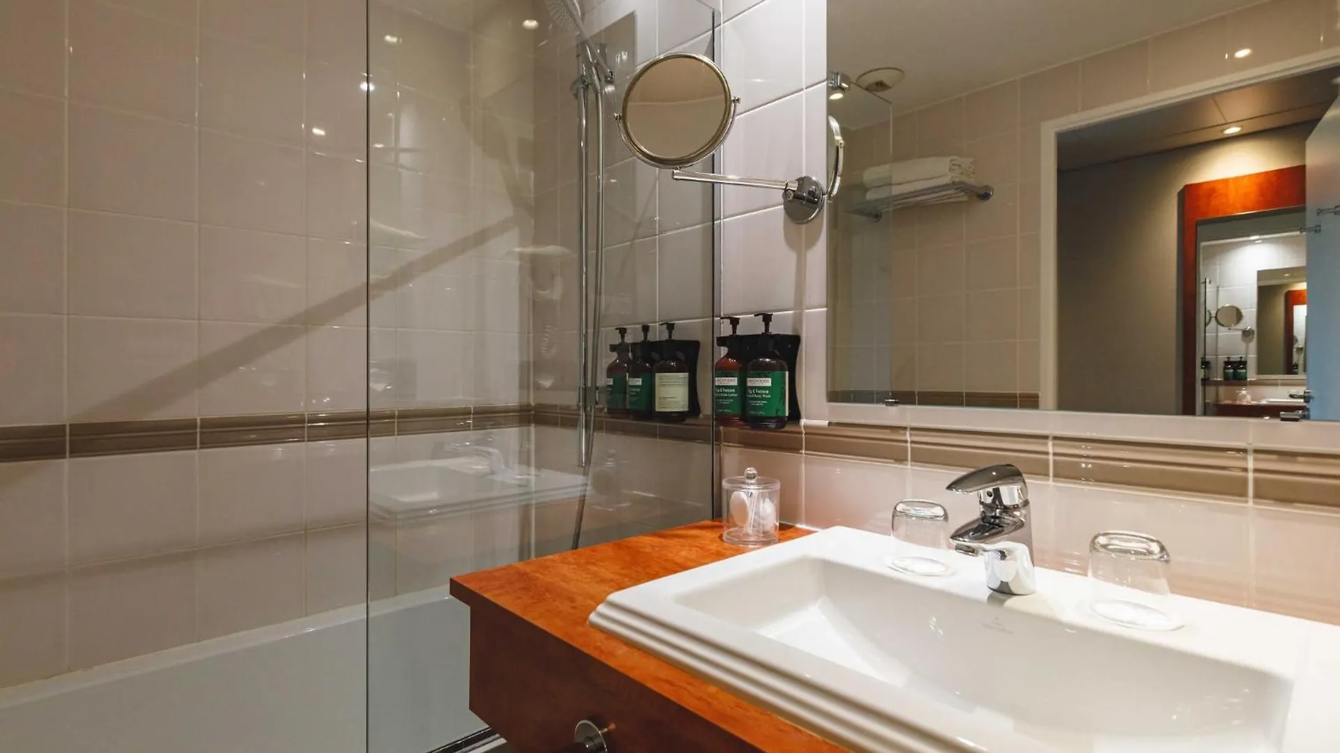 Crowne Plaza Lyon - Cite Internationale Hotell 4*,