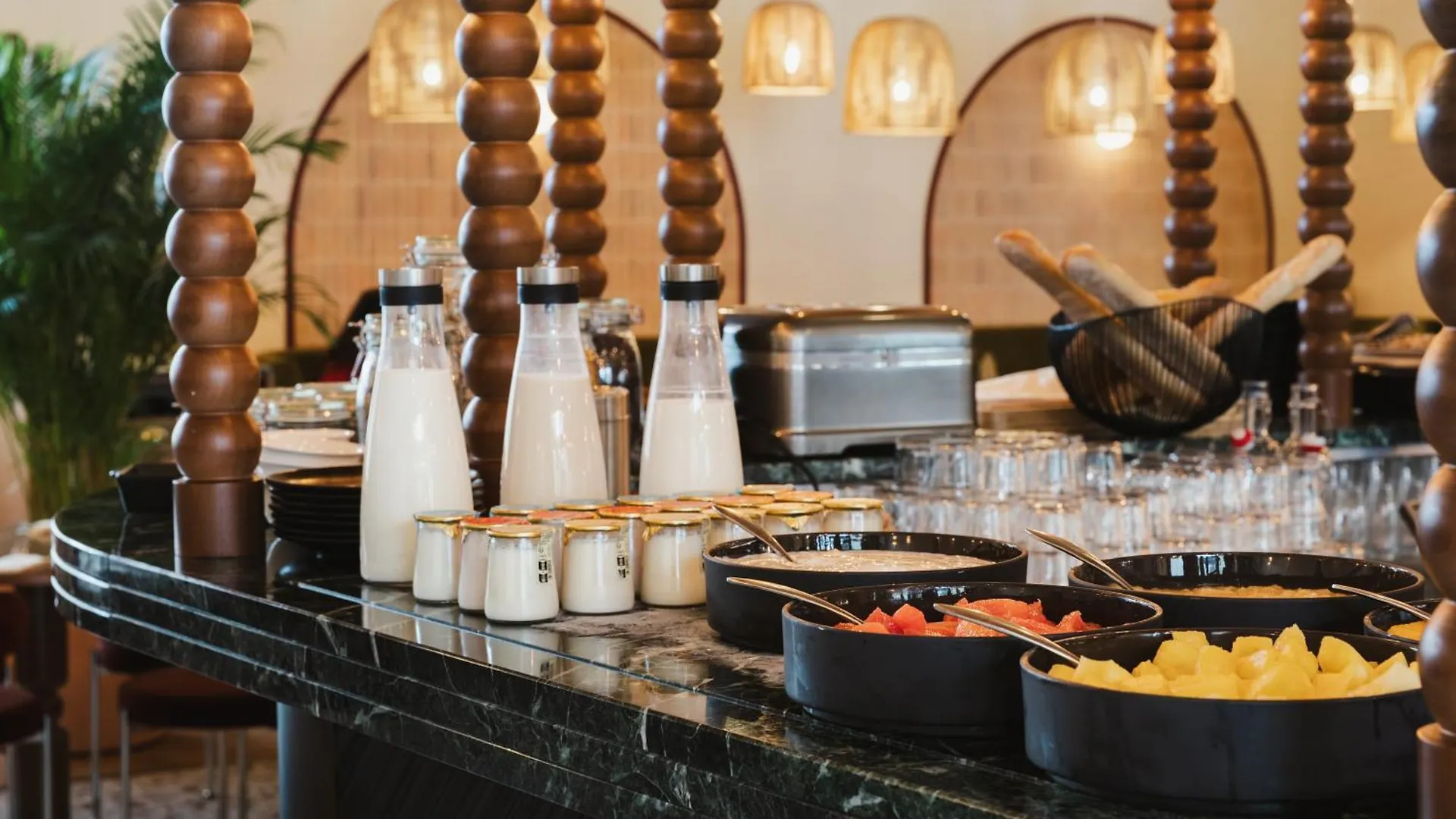 Отель Crowne Plaza Lyon - Cite Internationale
