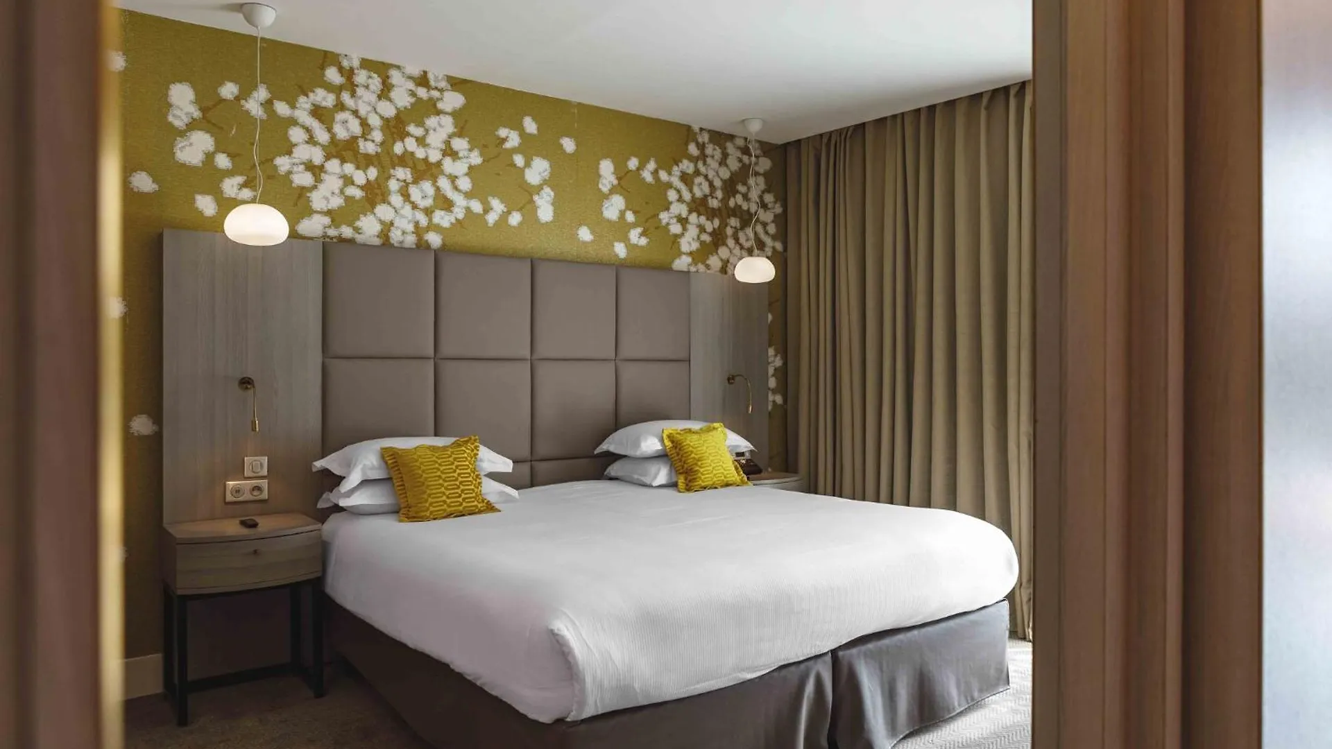 Crowne Plaza Lyon - Cite Internationale Hotel 4*,