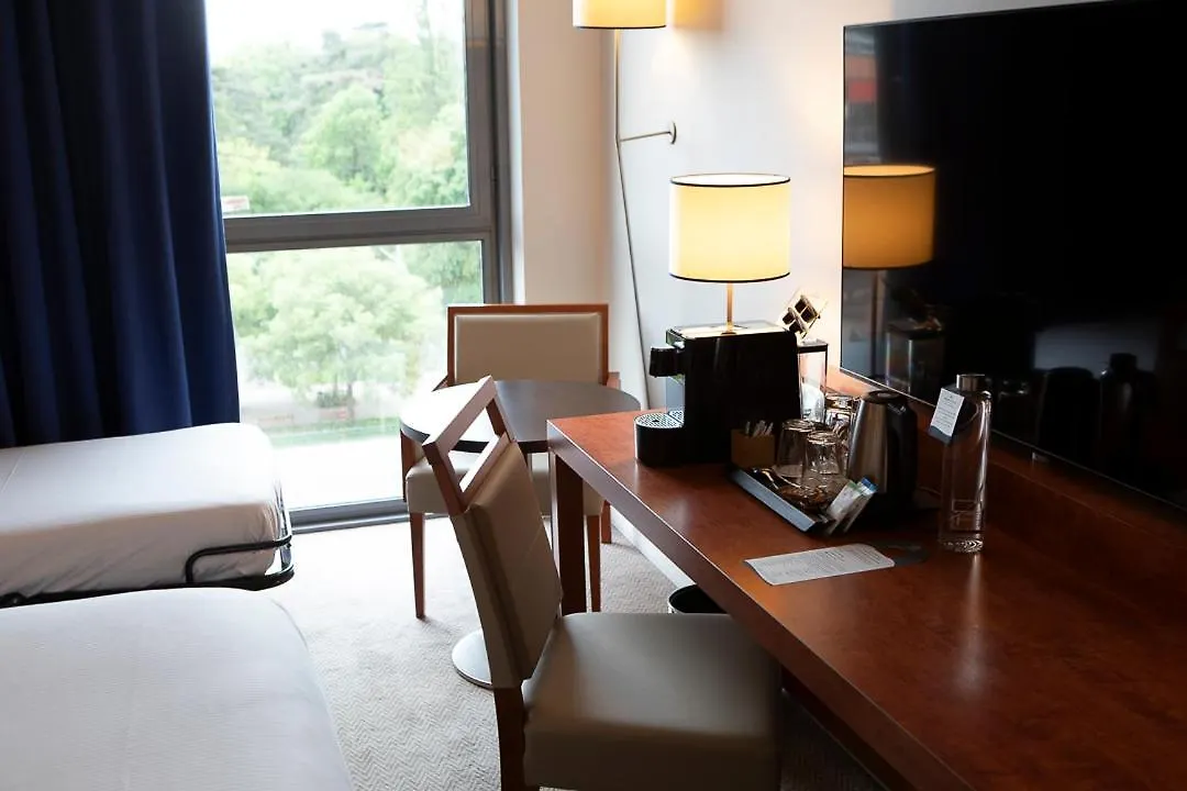 ****  Отель Crowne Plaza Lyon - Cite Internationale Франция