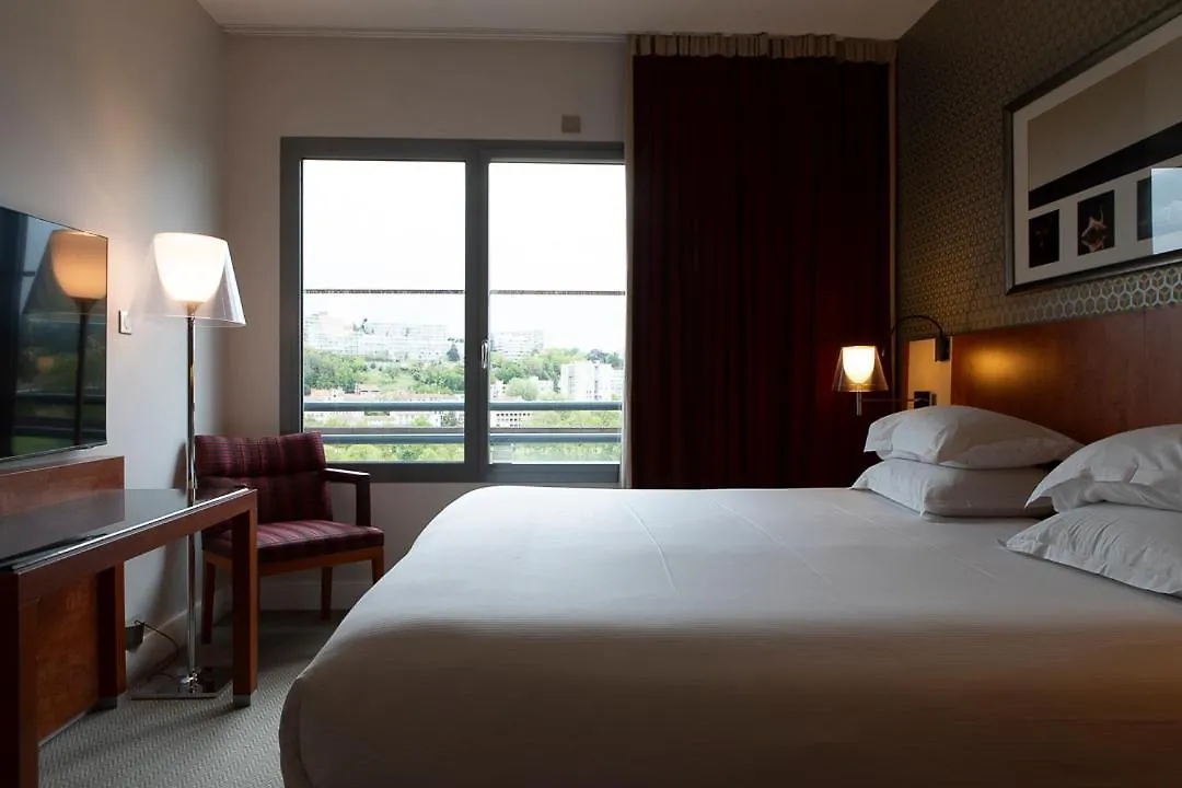 Отель Crowne Plaza Lyon - Cite Internationale